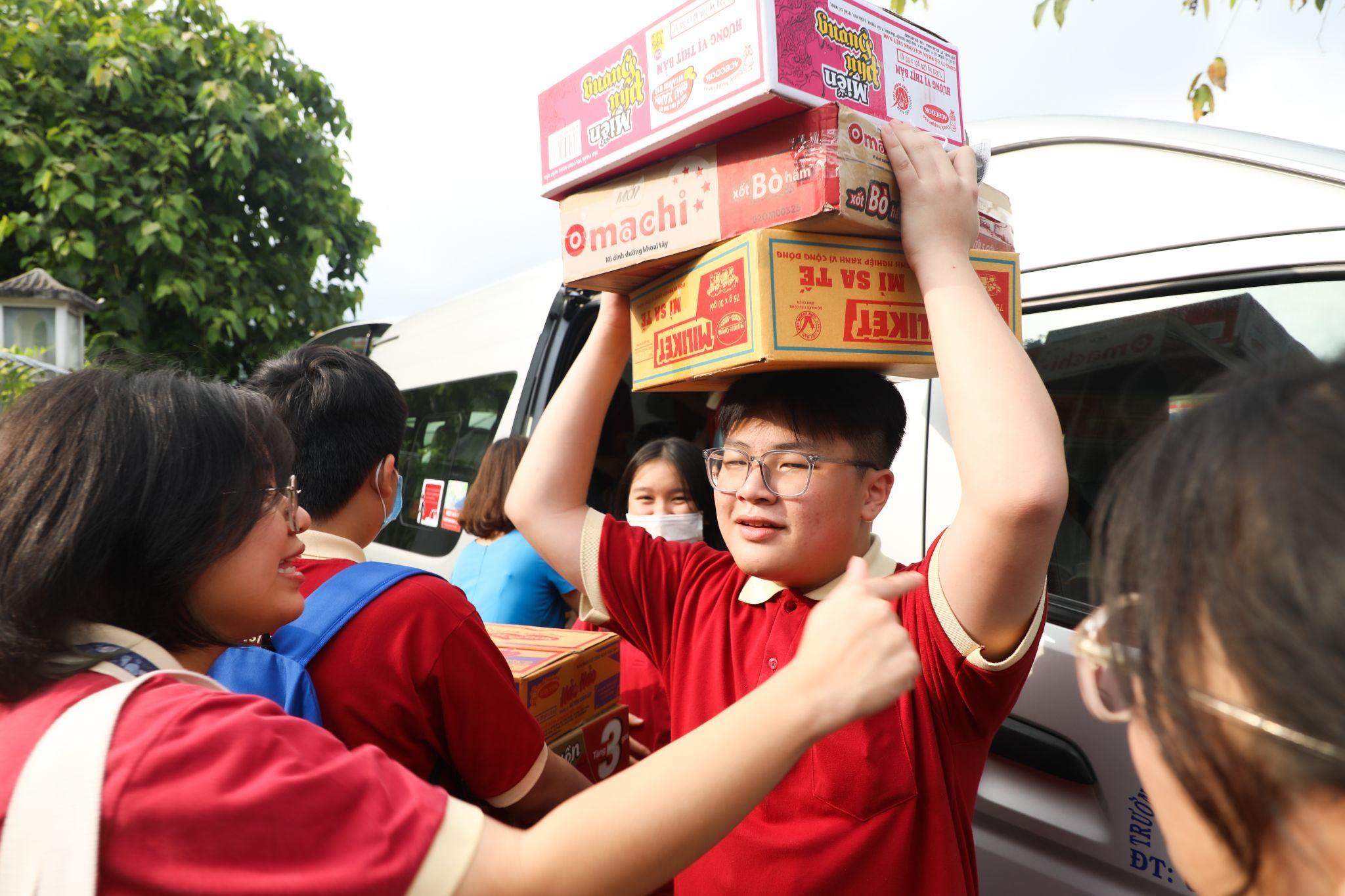 Học sinh Asian School và những chuyến xe chở yêu thương