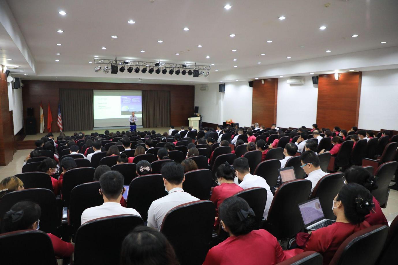 Giáo viên Asian School tập huấn cùng chuyên gia National Geographic Learning