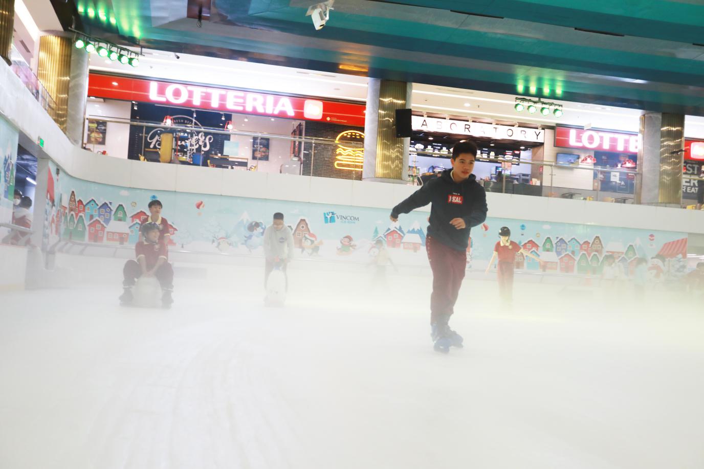 Mùa hè sôi nổi và thú vị của học sinh AHS trên sân trượt băng