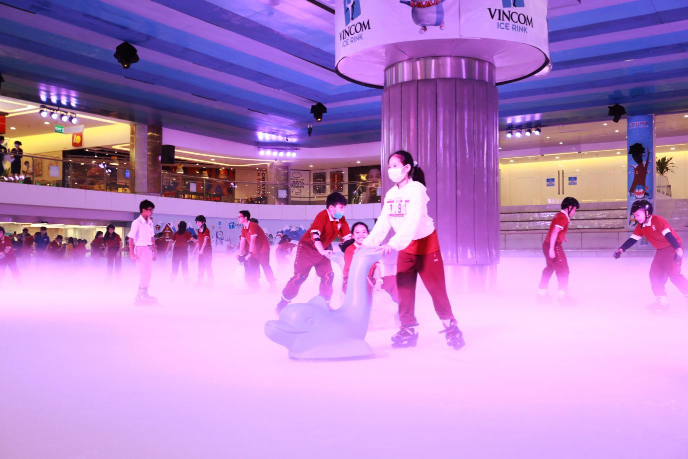 Mùa hè sôi nổi và thú vị của học sinh AHS trên sân trượt băng