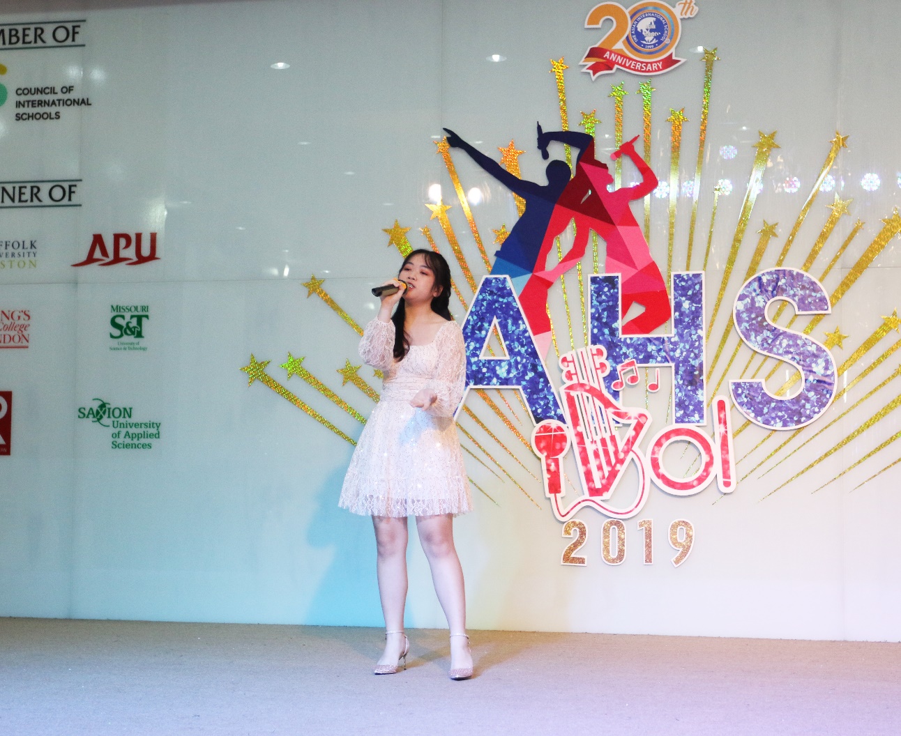 Bùng nổ cảm xúc cùng các ngôi sao âm nhạc tại vòng chung kết AHS Idol 2019