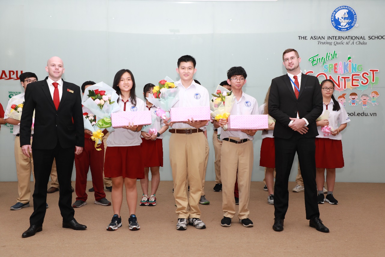 Học sinh Asian School thể hiện quan điểm sáng tạo trong cuộc thi Hùng biện tiếng Anh chủ đề Online vs. Offline Learning