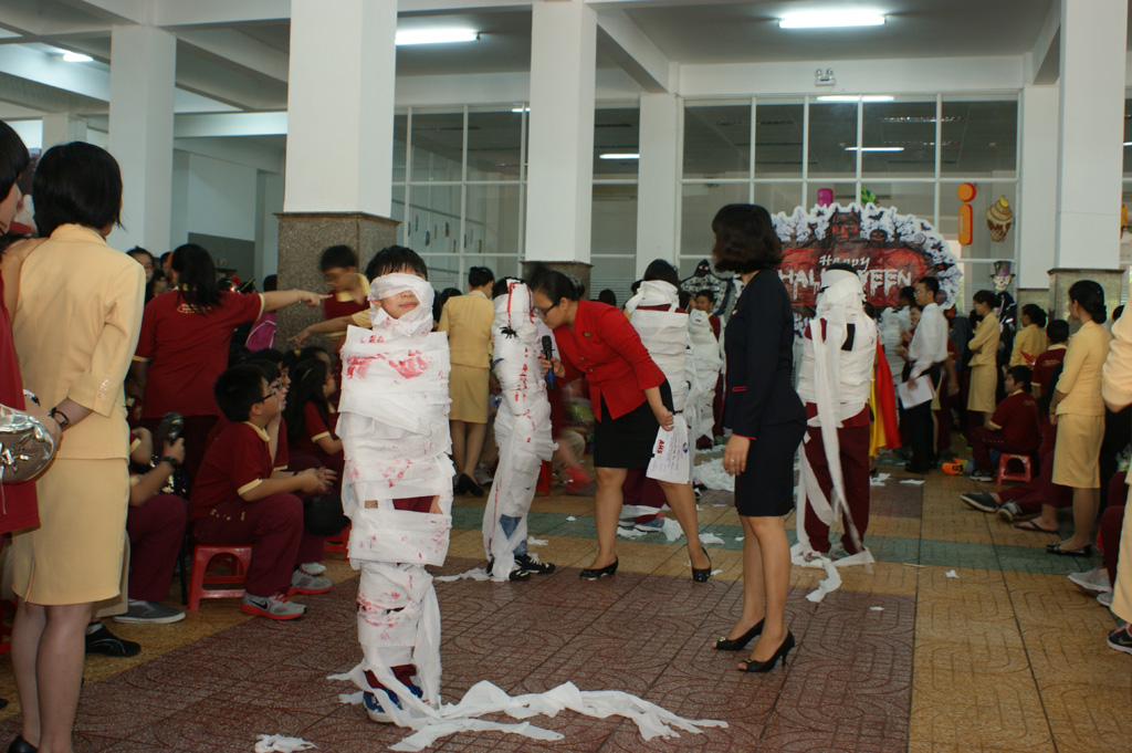 Học sinh Á Châu sôi động cùng sự kiện Halloween