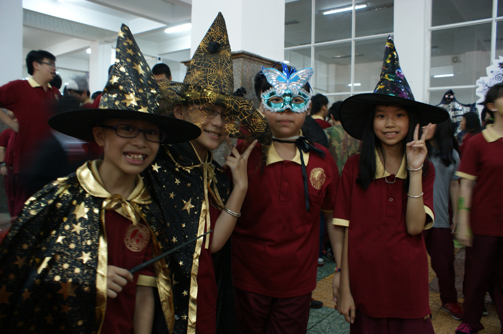 Học sinh Á Châu sôi động cùng sự kiện Halloween