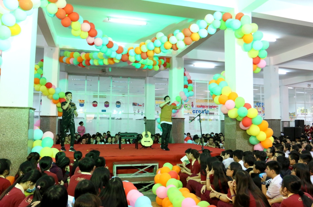 Hoài Linh, Chí Tài cùng hàng loạt ngôi sao trẻ giao lưu cùng học sinh Asian School