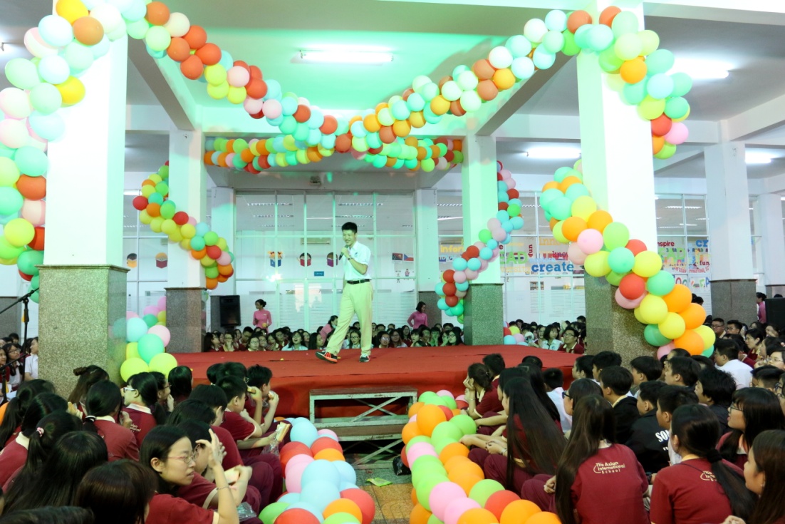 Hoài Linh, Chí Tài cùng hàng loạt ngôi sao trẻ giao lưu cùng học sinh Asian School