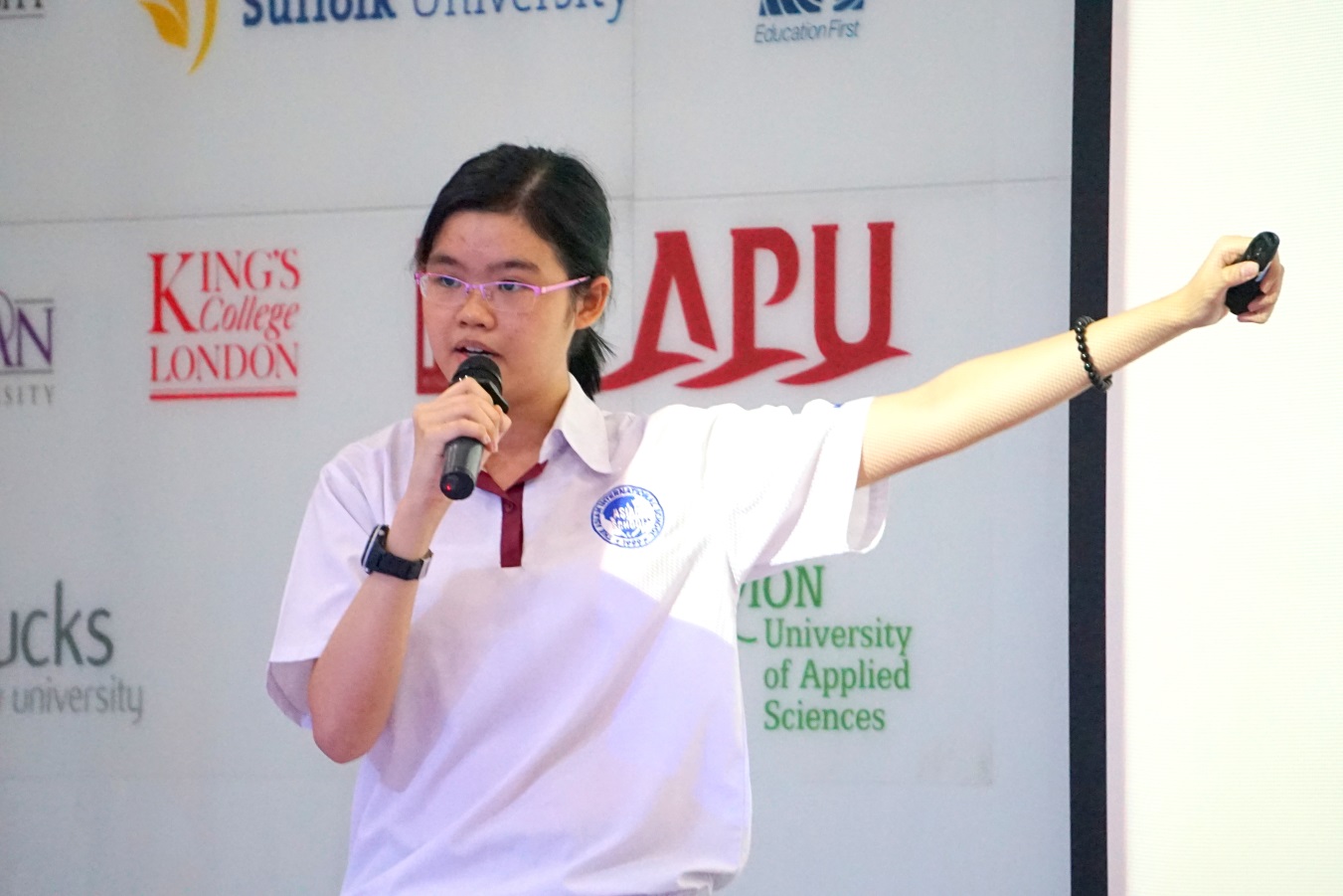 Học sinh Trường Quốc tế Á Châu tranh tài hùng biện tiếng Anh