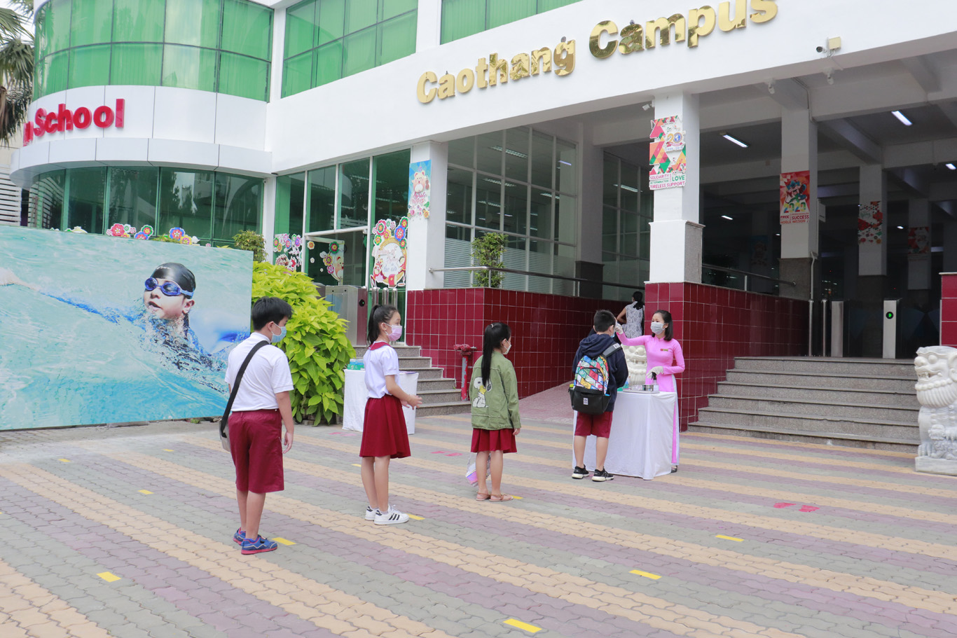 Học sinh Asian School háo hức trở lại trường sau thời gian dài nghỉ học do dịch Covid-19