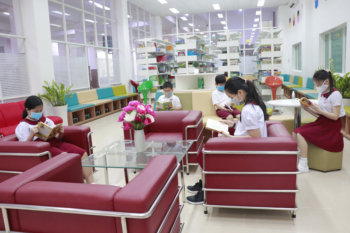 Học sinh Asian School háo hức trở lại trường sau thời gian dài nghỉ học do dịch Covid-19