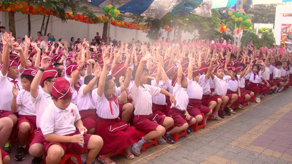 The cheerful and bustling atmosphere at the beginning of the academic year