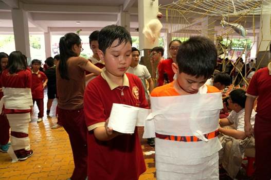 Halloween in the Asian School – A creepy haunted house attracts students