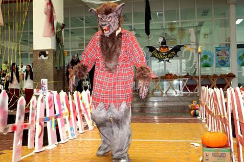 Halloween Asian School -“Nhà ma” rùng rợn thu hút học sinh