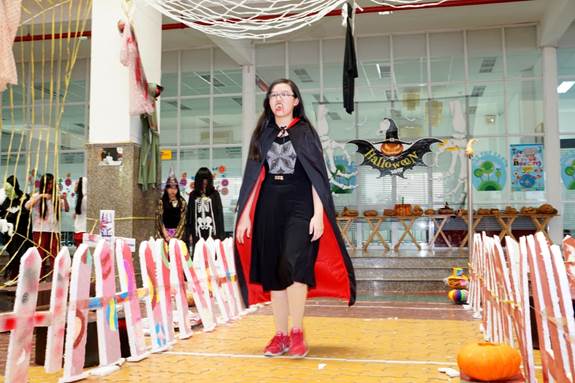 Halloween in the Asian School – A creepy haunted house attracts students