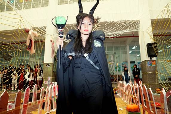 Halloween in the Asian School – A creepy haunted house attracts students