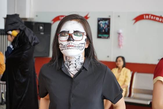 Halloween in the Asian School – A creepy haunted house attracts students