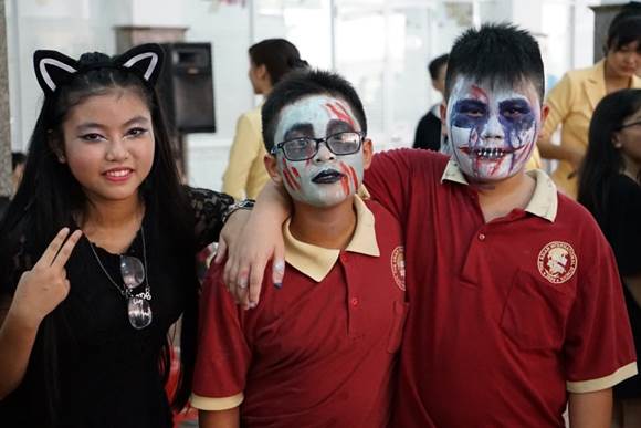 Halloween in the Asian School – A creepy haunted house attracts students