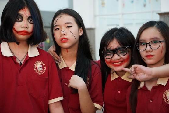 Halloween in the Asian School – A creepy haunted house attracts students