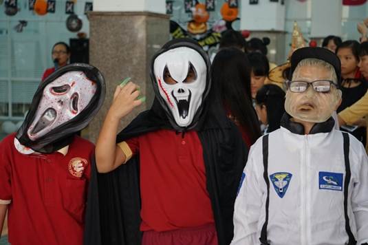 Halloween in the Asian School – A creepy haunted house attracts students