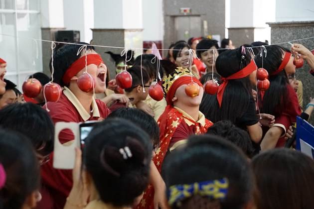 Halloween in the Asian School – A creepy haunted house attracts students