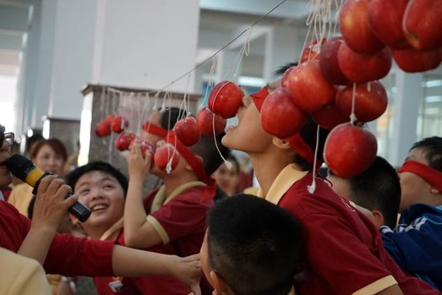 Halloween in the Asian School – A creepy haunted house attracts students