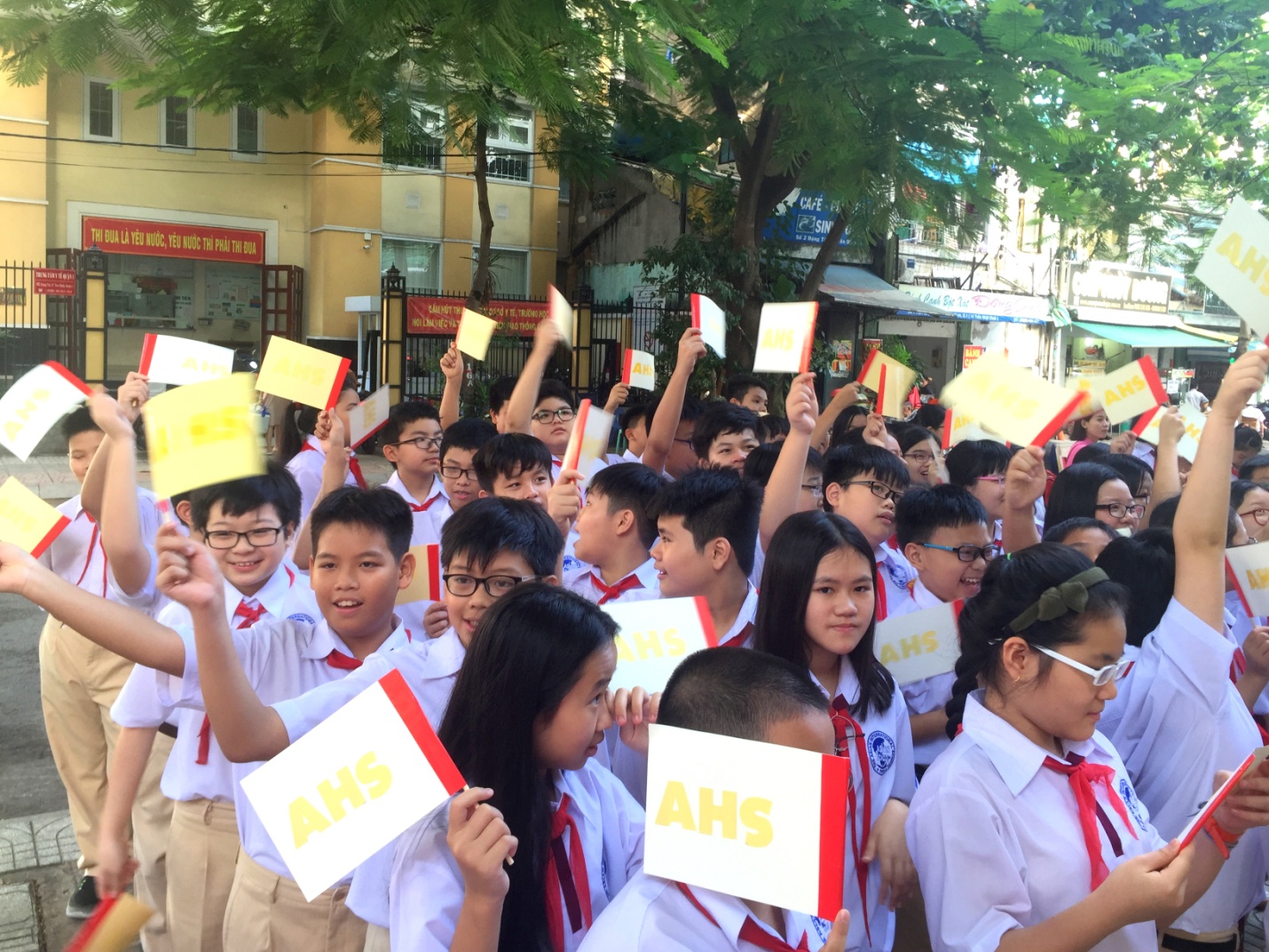 A colorful opening ceremony with 9000 students of the Asian International School.