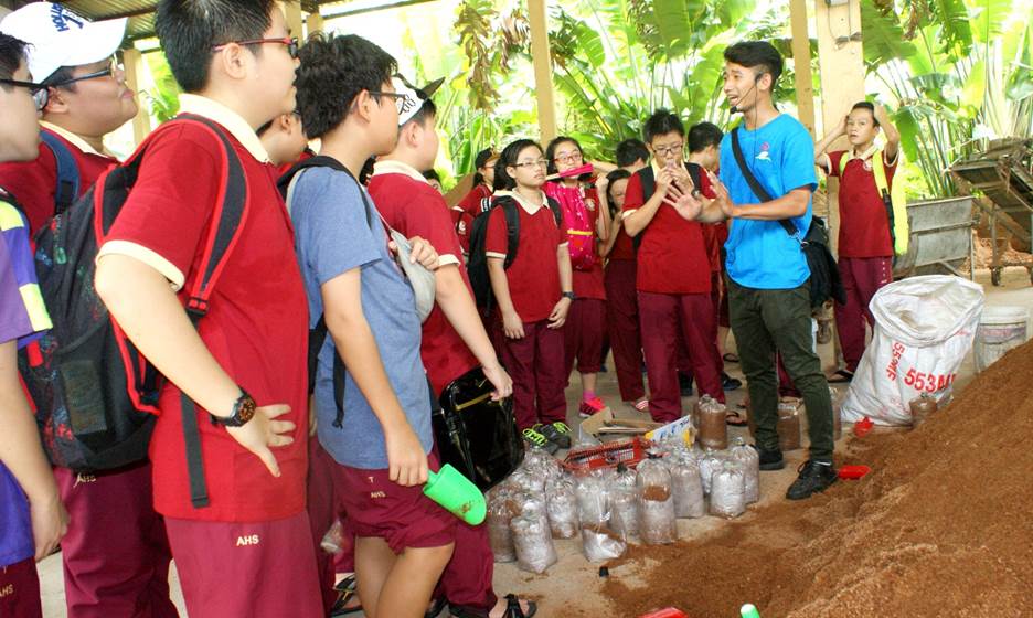 “Một ngày làm nông dân” - trải nghiệm hè thú vị của học sinh AHS
