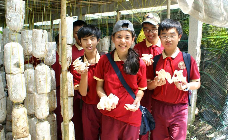 “Một ngày làm nông dân” - trải nghiệm hè thú vị của học sinh AHS