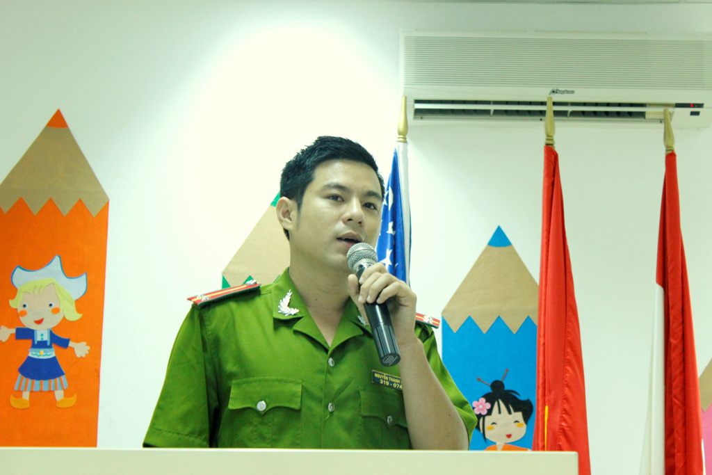Mr. Nguyen Thanh Lam was disseminating knowledge about fire prevention and fighting