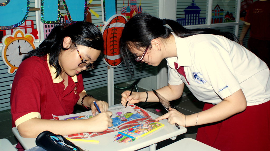 Học sinh say sưa trong từng nét vẽ tại Hội thi vẽ tranh