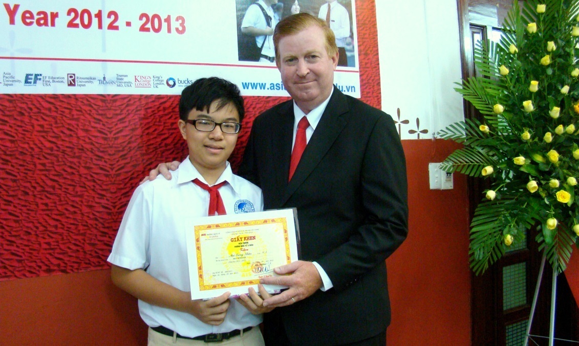 Mai Trong Nhan won the second prize at "14th Le Quy Don Prize on Khan Quang Do magazine in the school-year 2012 - 2013"...