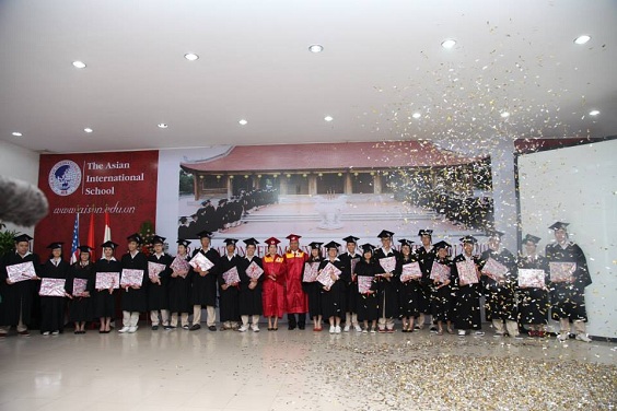 Học sinh AHS phấn khởi ngày Lễ tốt nghiệp Trung học phổ thông 2013