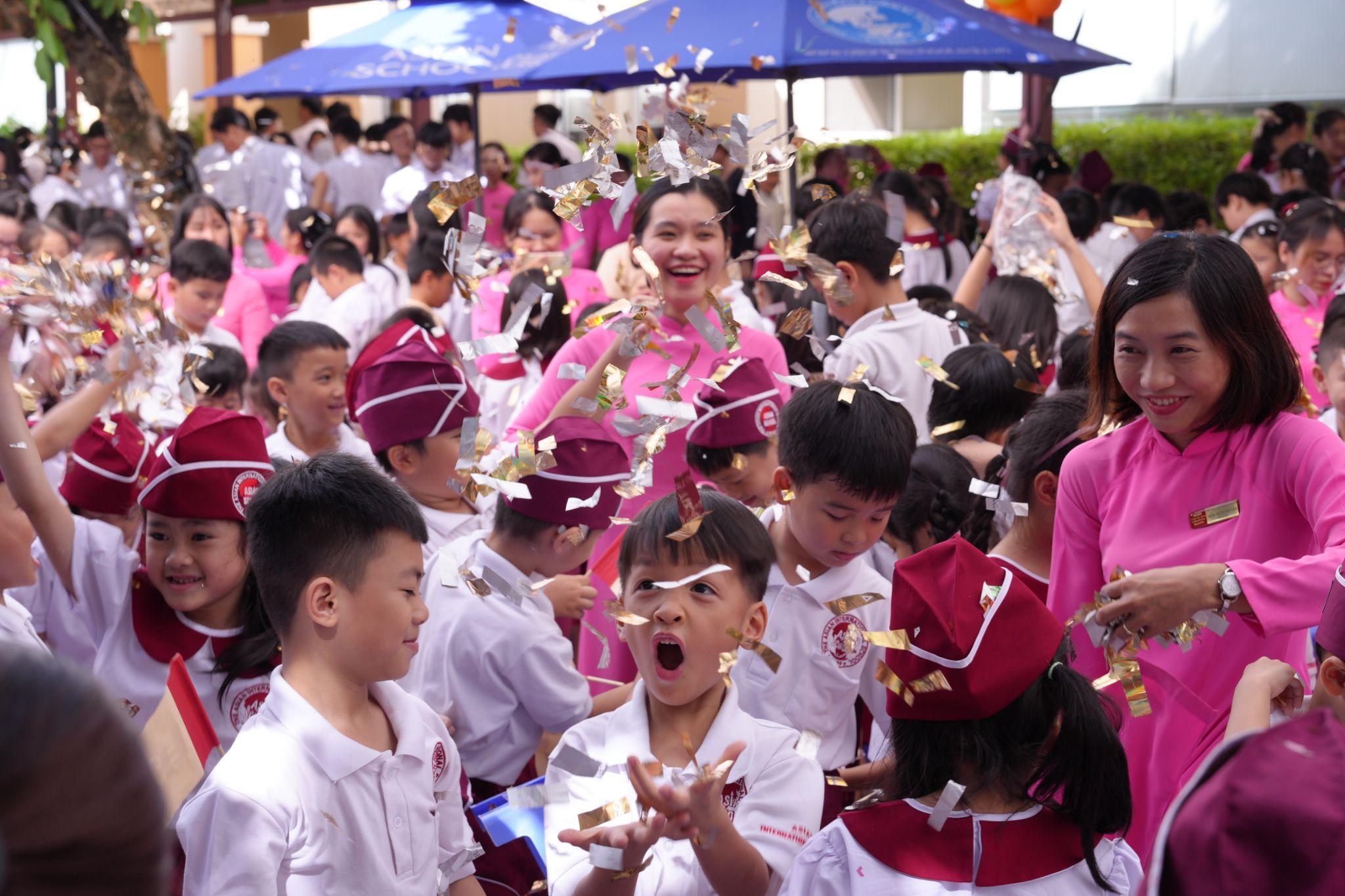 Vinh danh học sinh khóa 2024 trúng tuyển vào các trường đại học top đầu tại nước ngoài...