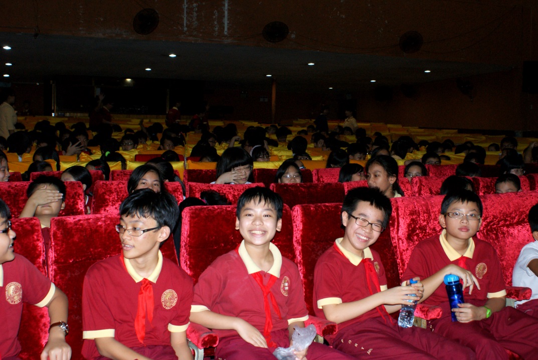 Cùng học sinh AHS đi xem kịch hè 2013