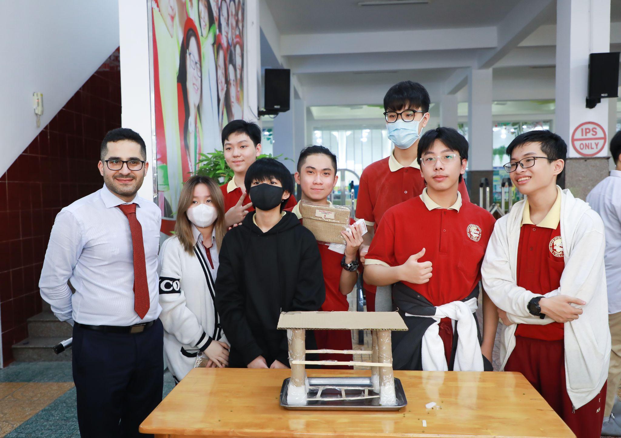 Hàng trăm học sinh AHS hào hứng tham gia Ngày hội STEM 2023...<img src='/App_Themes/Default/Images/iconnew.gif' alt='' />